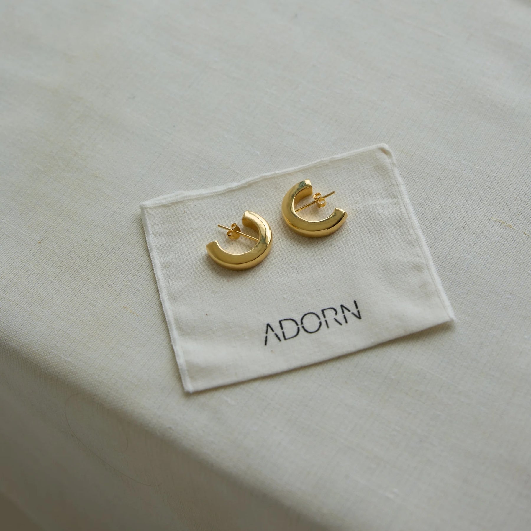 Adorn | Box Earcuff - Gold High Polish